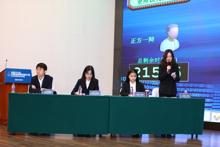 人们在看台上的人在电视前描述已自动生成